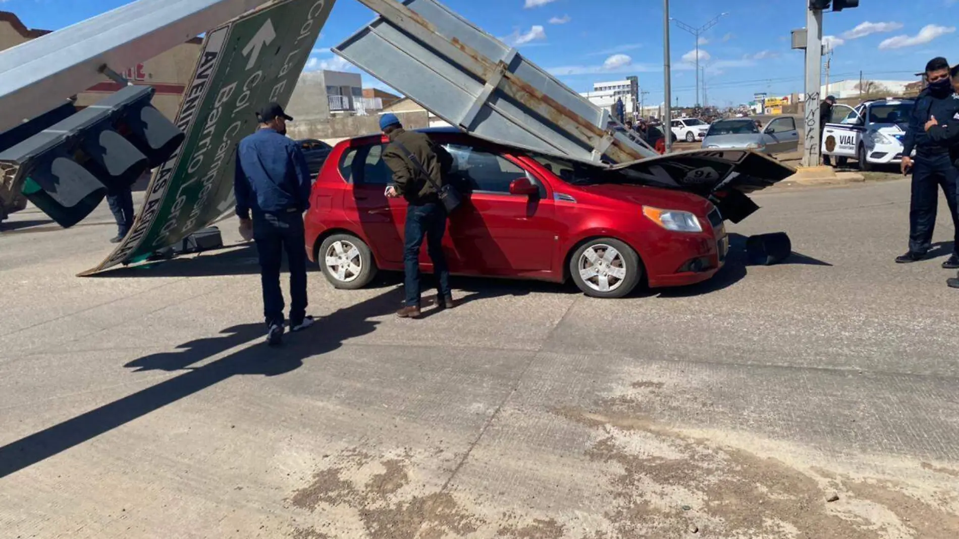 semaforo cae sobre auto 1